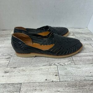 Huaraches black flat sandals women’s size 6